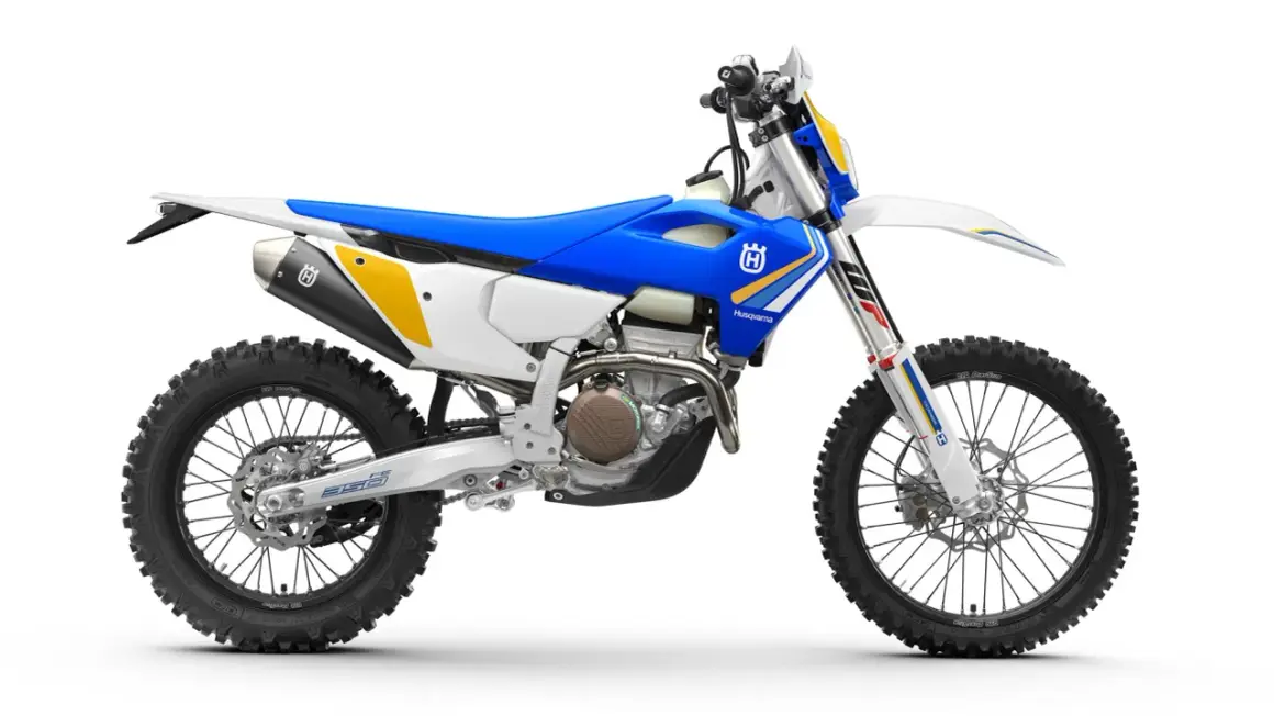Husqvarna 350 dane techniczne: biało-niebieski motocykl crossowy z żółtymi akcentami, gotowy na terenowe wyzwania.