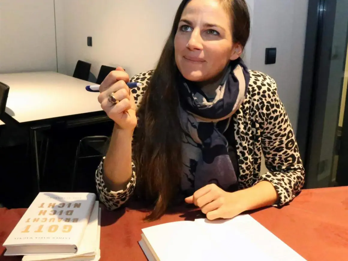 Esther Maria Magnis hält einen Stift und blickt nachdenklich. Auf dem Tisch liegt ihr Buch "Gott braucht dich nicht".