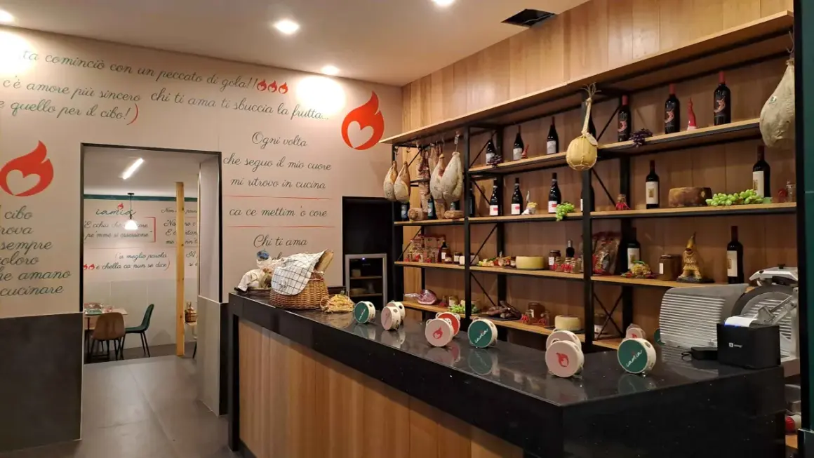 Jamm ja, come si scrive l'amore in cucina? Tra salumi, formaggi e bottiglie di vino, un cuore di fuoco e tante parole che raccontano la passione per il cibo.