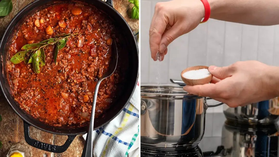En gryta med köttfärssås och en hand som saltar en kastrull. Om du undrar hur man får bort salt smak, kan det vara bra att veta att man kan späda ut maten.