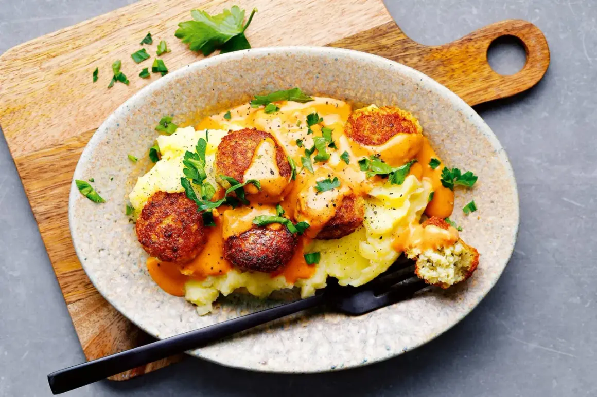 Vegetarische Bällchen auf Kartoffelbrei mit cremiger Sauce, garniert mit Petersilie. Perfekt für schnelle vegetarische Rezepte.