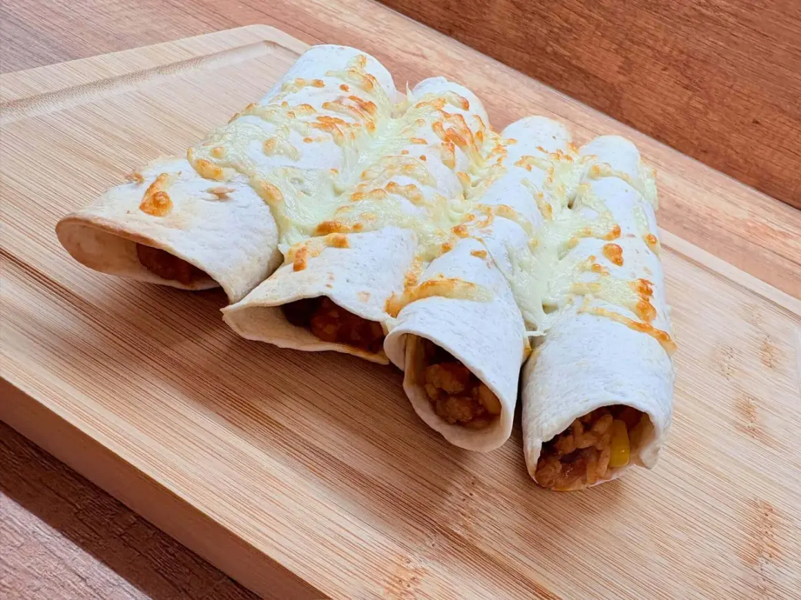 Chrupiąca tortilla z airfryer, wypełniona farszem i zapieczona z ciągnącym się serem. Idealna przekąska!