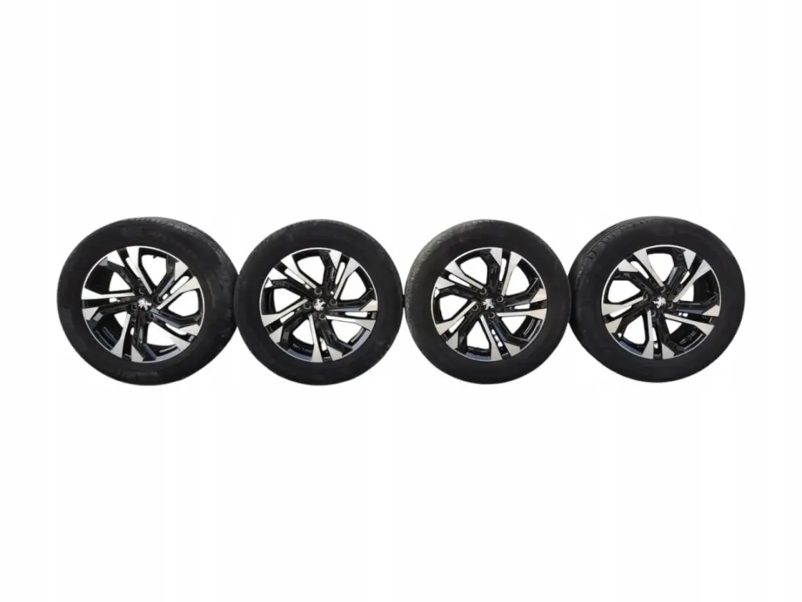 Cztery felgi z oponami Michelin, idealne do Peugeot 2008 GT, z dwukolorowym wzorem.