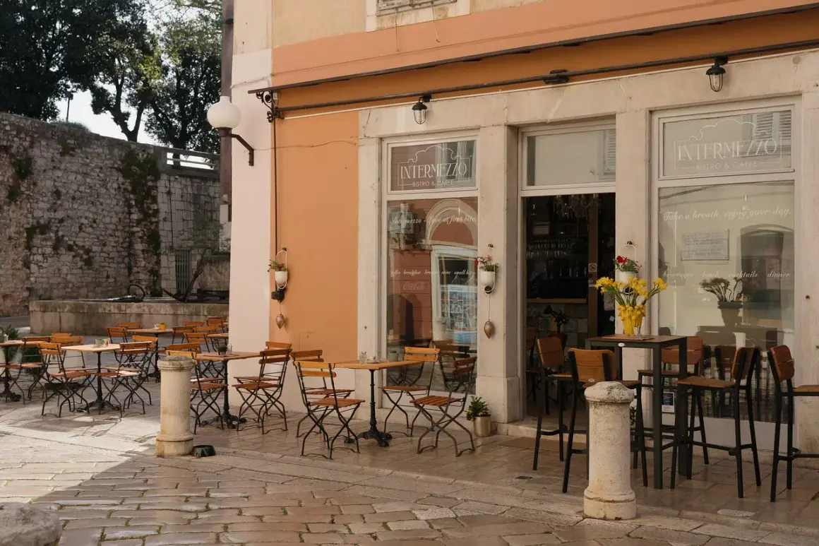 Leere Tische vor dem "Intermezzo Bistro & Caffe" laden zum Verweilen ein. Ein schöner Ort für ein kleines Intermezzo in Gaildorf.