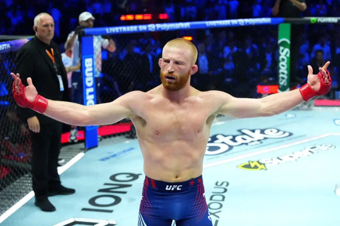 En utmattad Santiago Ponzinibbio med armarna utsträckta i oktagonen, redo för nästa utmaning.