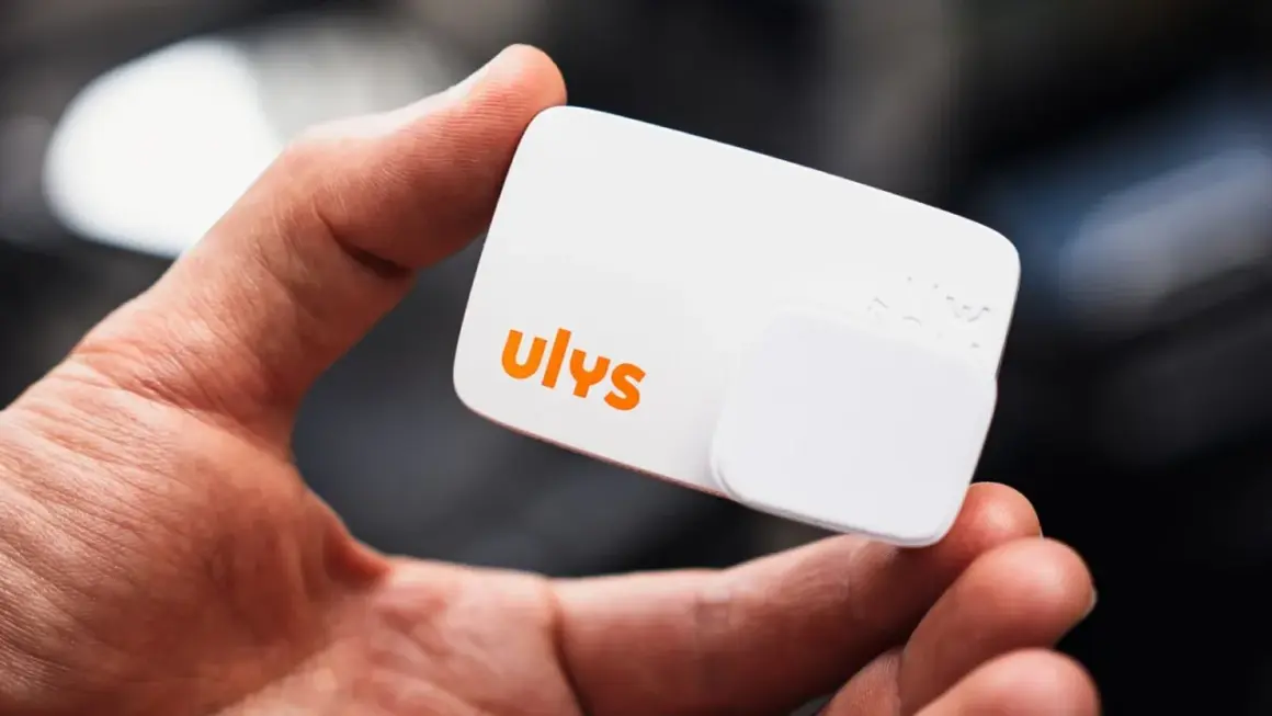 Main tenant, un badge télépéage Ulys ne fonctionne plus. Il est tenu dans une main.
