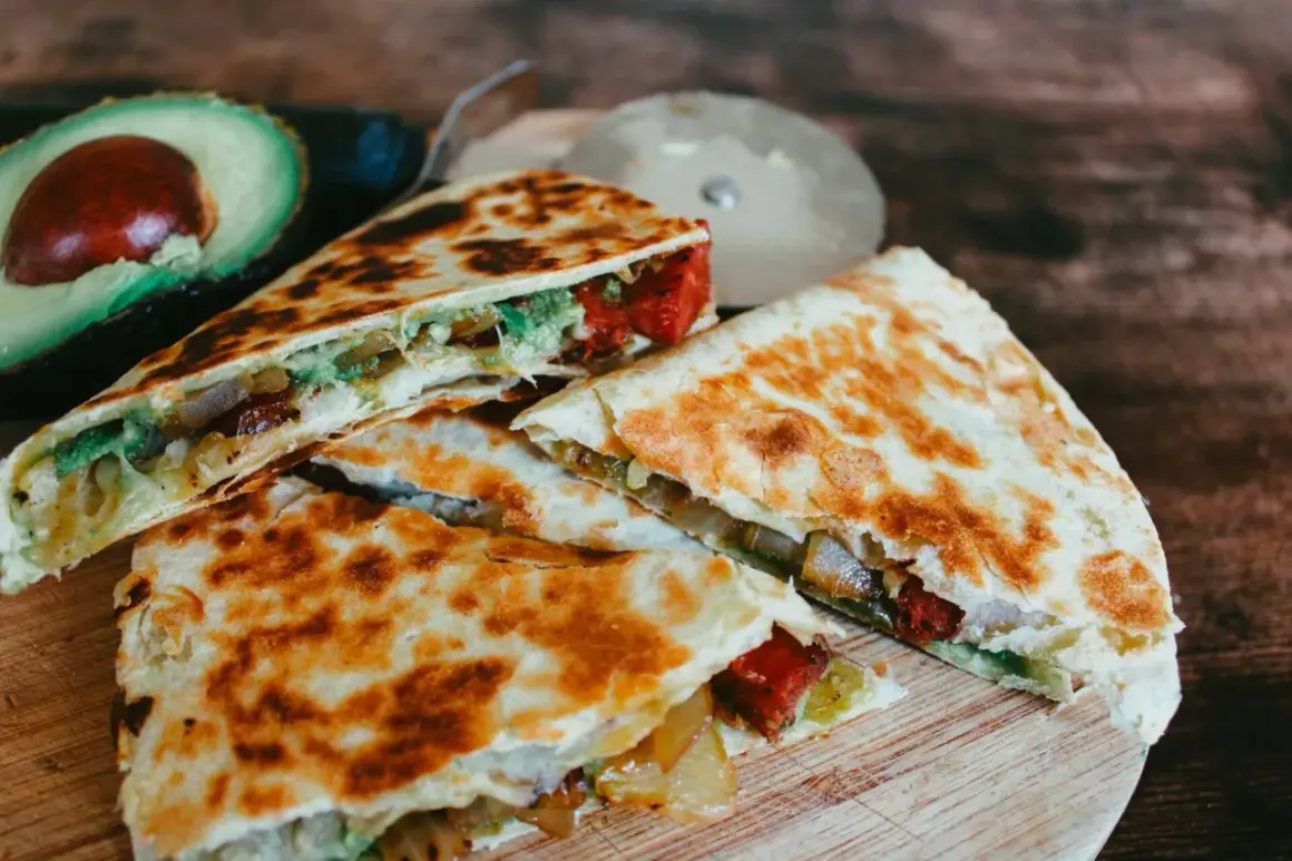 Krispiga quesadillas med avokado och fyllning, redo att avnjutas. Ett perfekt quesadillas recept för en snabb och god måltid.