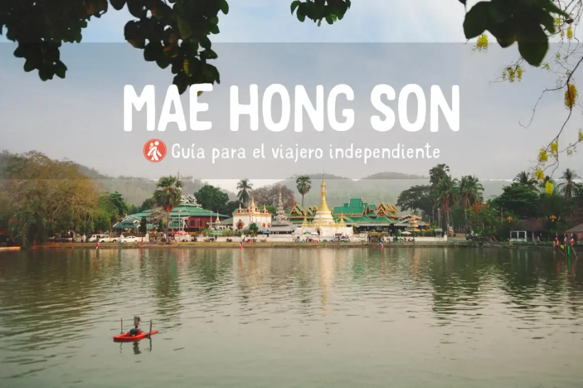 Paisaje sereno en Mae Hong Son con templos tailandeses y un pequeño bote en el lago.