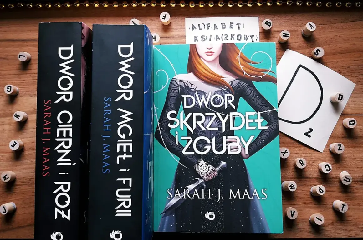 Książki z serii "Dwór cierni i róż" Sarah J. Maas. Tom 6 "Dwór skrzydeł i zguby" z piękną okładką.