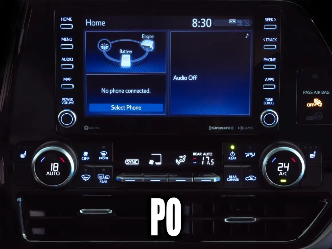 Panel klimatyzacji w Toyocie Yaris. Jak włączyć chłodzenie? Sterowanie temperaturą i nawiewem znajduje się poniżej ekranu.