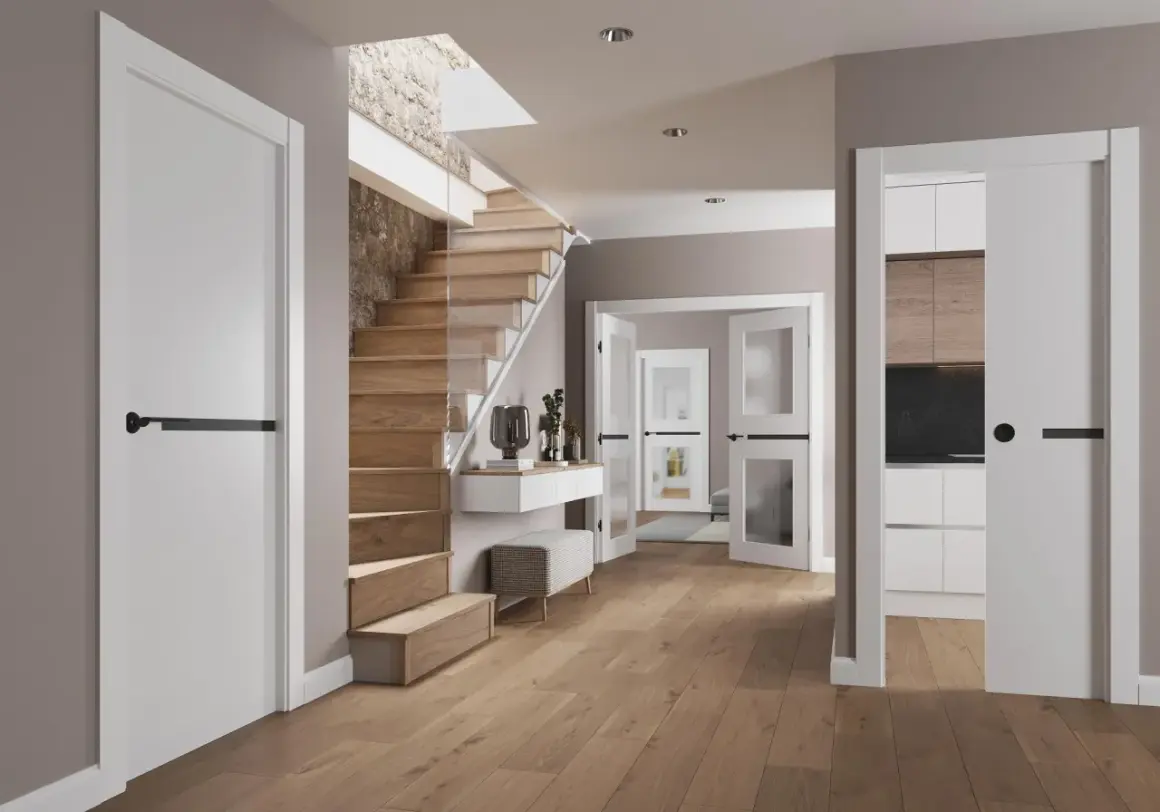 Instalar puerta corredera moderna en un recibidor con escaleras de madera y cocina visible.