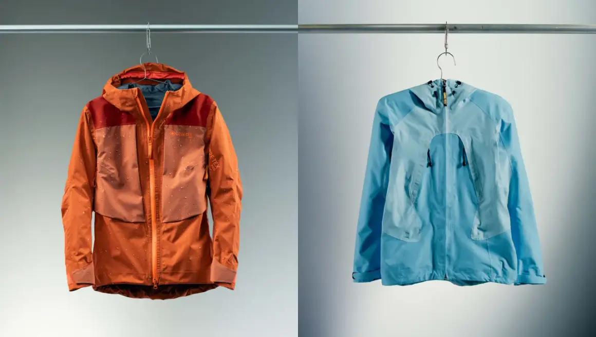 Deux vestes, une orange et une bleue, suspendues. La veste orange est mouillée, montrant l'efficacité du Gore-Tex.