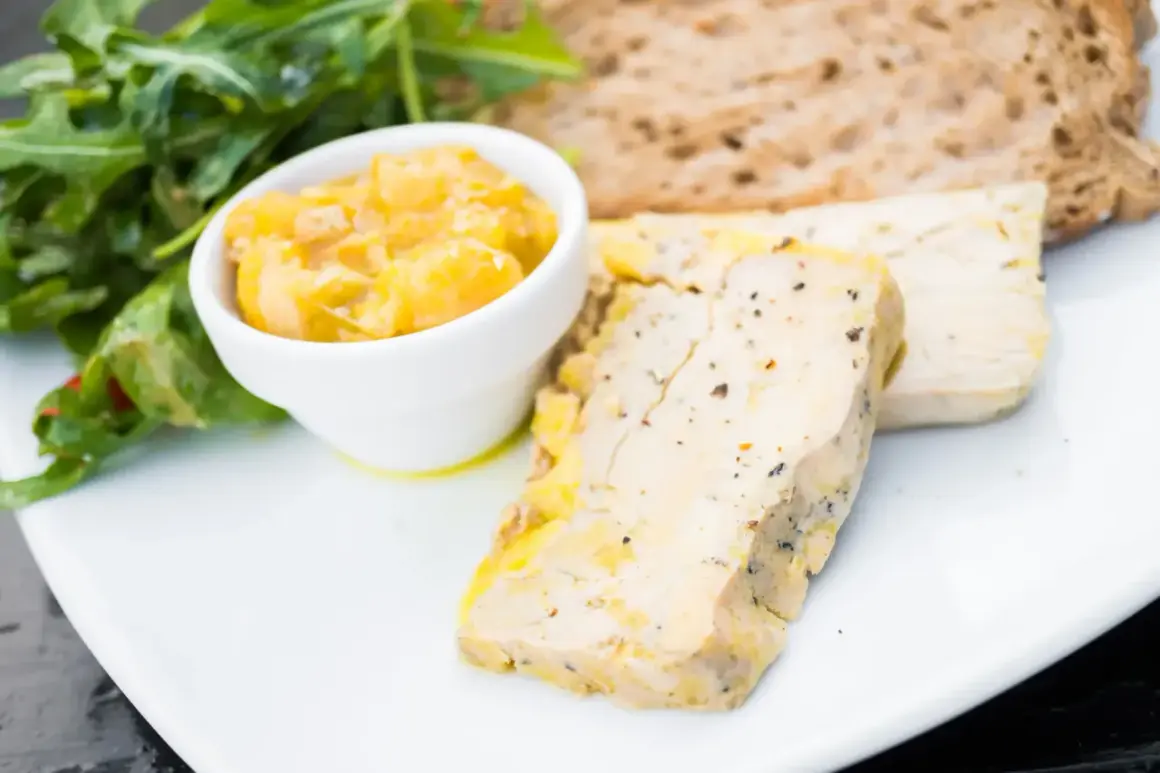 Tranches de foie gras au Cookeo en terrine, servies avec une compotée de fruits et une salade verte. Un délice !