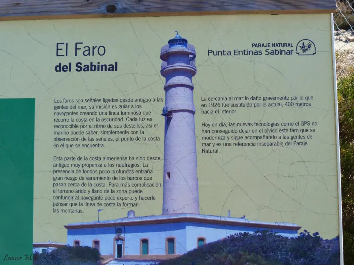 El Faro del Sabinal, un faro histórico en Punta Entinas Sabinar, guía a los navegantes. A pesar de la tecnología, sigue siendo una referencia esencial.