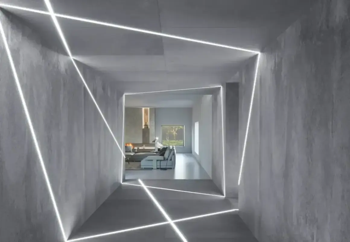Nowoczesny korytarz z betonowymi ścianami i sufitem, ozdobiony geometrycznymi liniami światła LED. W tle widać salon z kominkiem i meblami. To inspiracja, jak zamontować oświetlenie LED w witrynie.