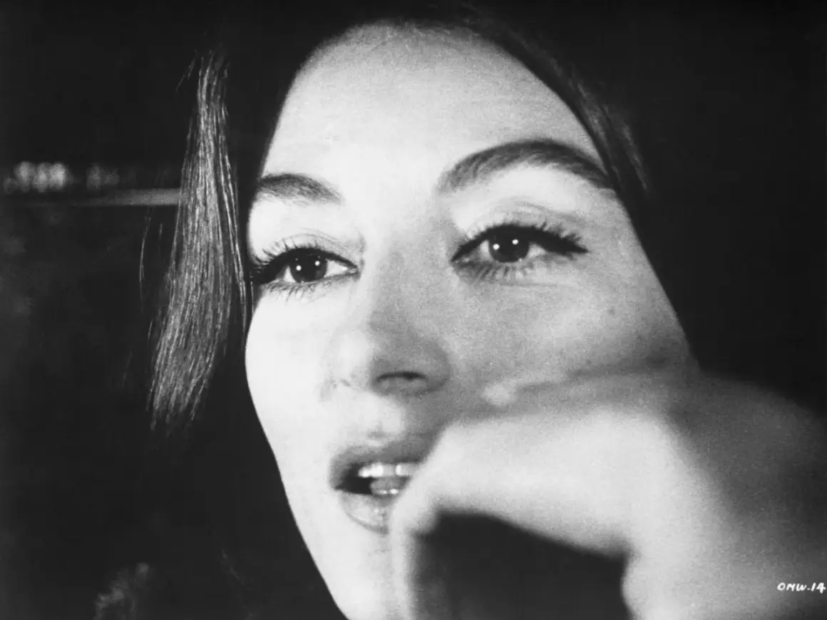 Nahaufnahme von Anouk Aimée, deren Blick nachdenklich ist. Sie erinnert an eine vergangene Liebe, vielleicht ihren Ehepartner.