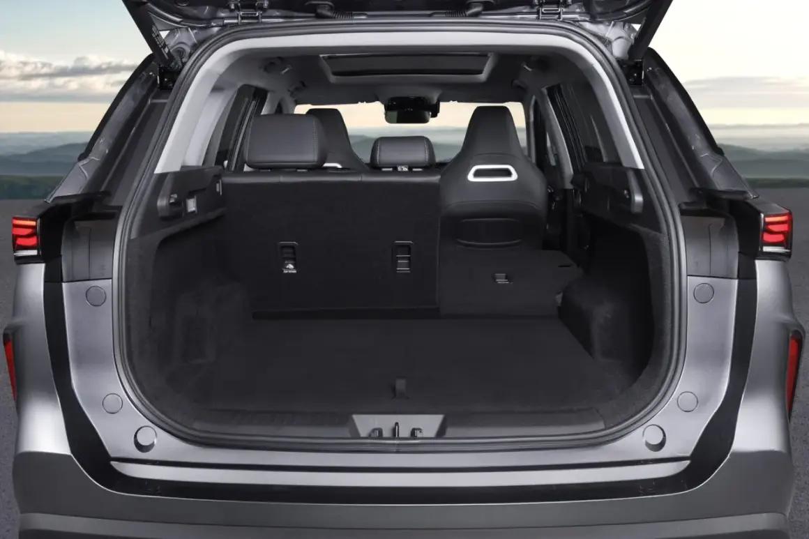 Maletero abierto de un coche, mostrando su gran capacidad. Las medidas ebro s700 son ideales para viajes largos.