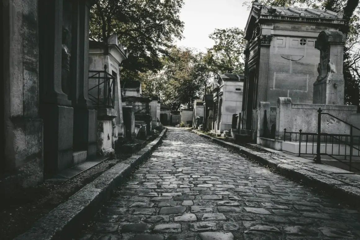 Kamienna ścieżka prowadzi przez cmentarz, otoczony mauzoleami. Zastanawiasz się, jak często chodzić na cmentarz?