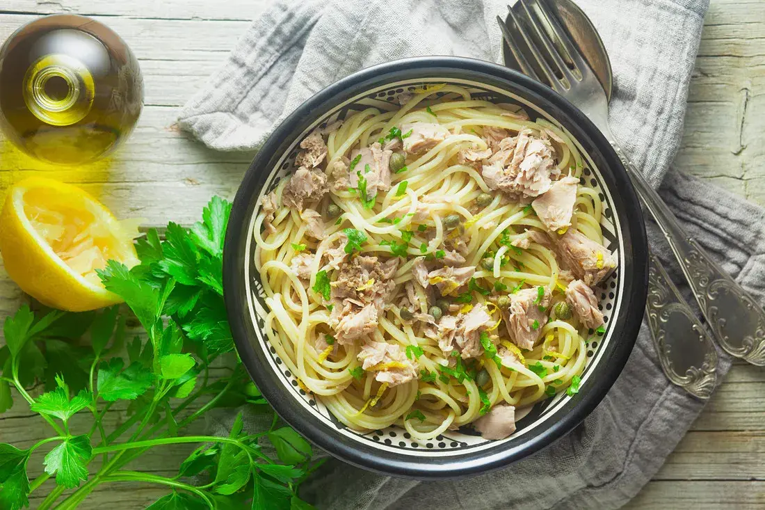 Spaghetti z tuńczykiem: Idealny obiad w 20 min? Sprawdź przepis!