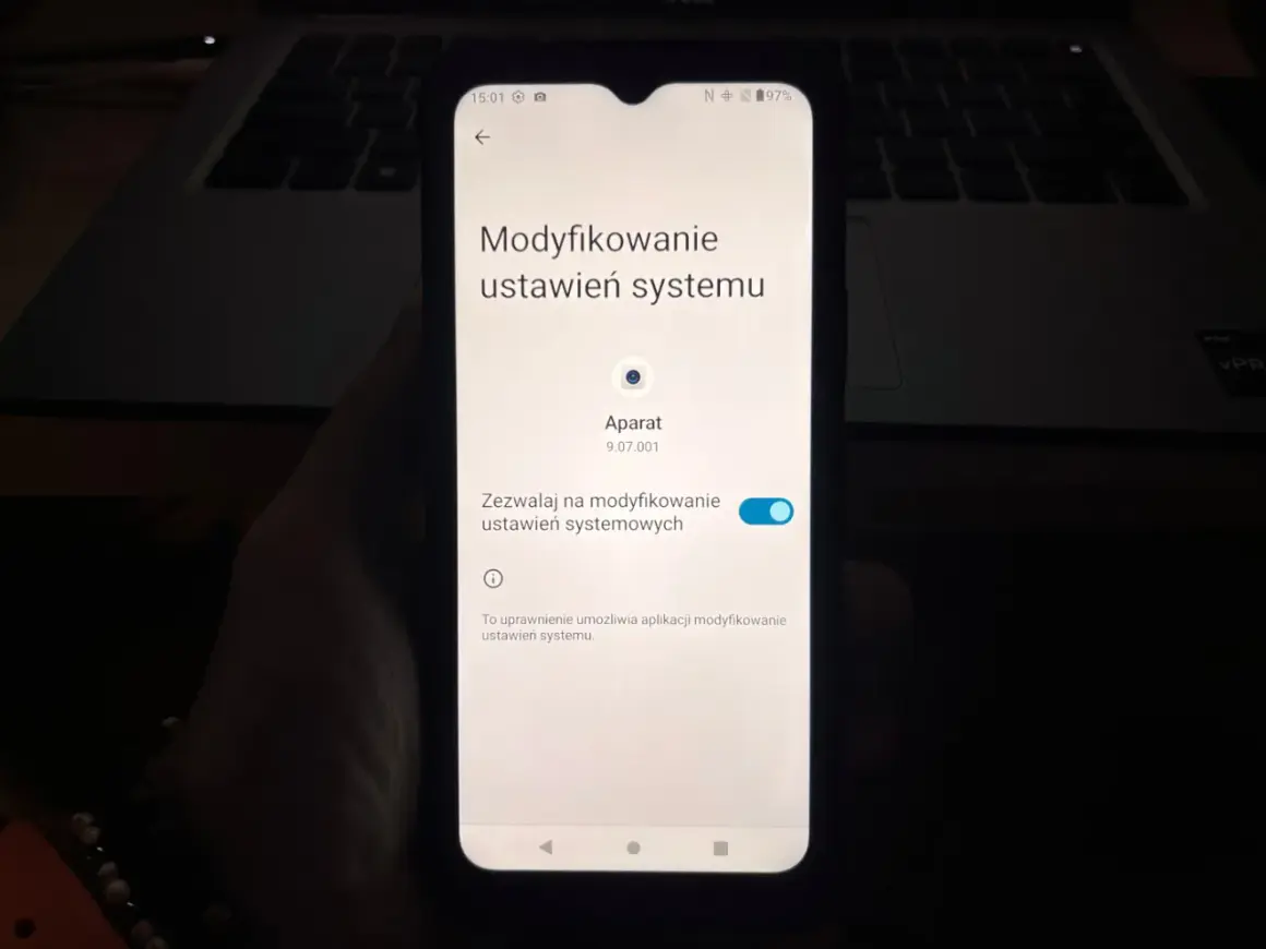 Ekran telefonu pokazuje ustawienia systemu, gdzie można sprawdzić, jak włączyć kamerę w telefonie.