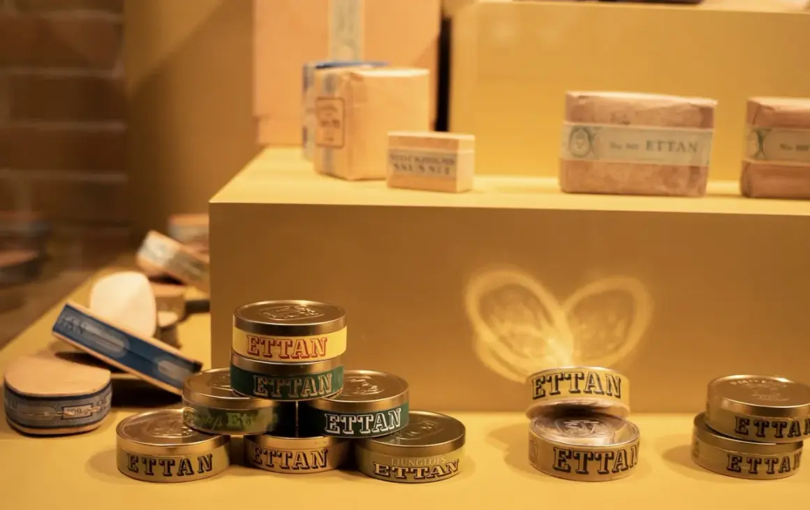 Ettan snus historia. En samling gamla snusdosor och paket med texten "Ettan" på, som visar en del av svensk snushistoria.