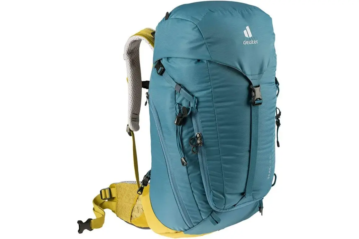 Mochila Deuter azul turquesa y amarilla, ideal como material para el Camino de Santiago. Resistente y cómoda para largas caminatas.