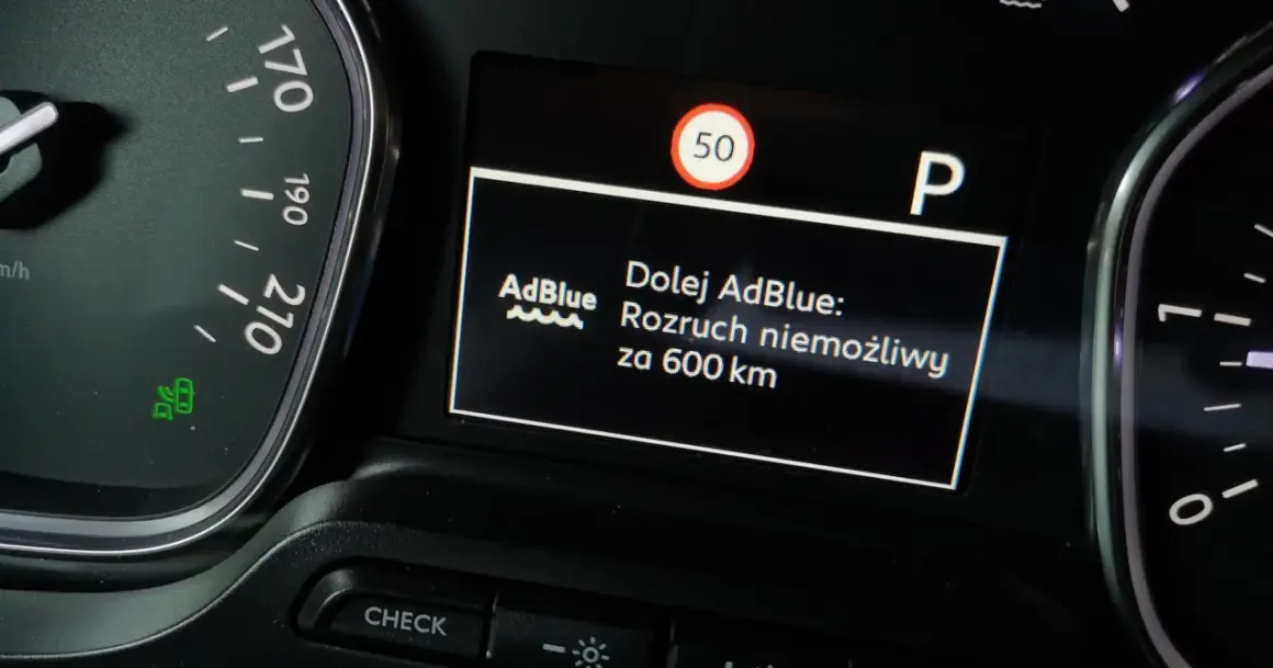 Niski poziom AdBlue. Rozruch niemożliwy za 600 km. Monitoruj zużycie AdBlue na 100km.