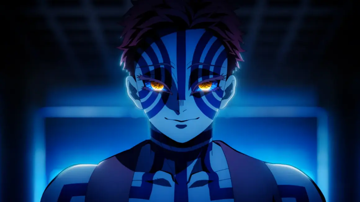 Akaza mit seinen leuchtend gelben Augen und blauen Markierungen. Wann kommt der Demon Slayer Film auf Crunchyroll?