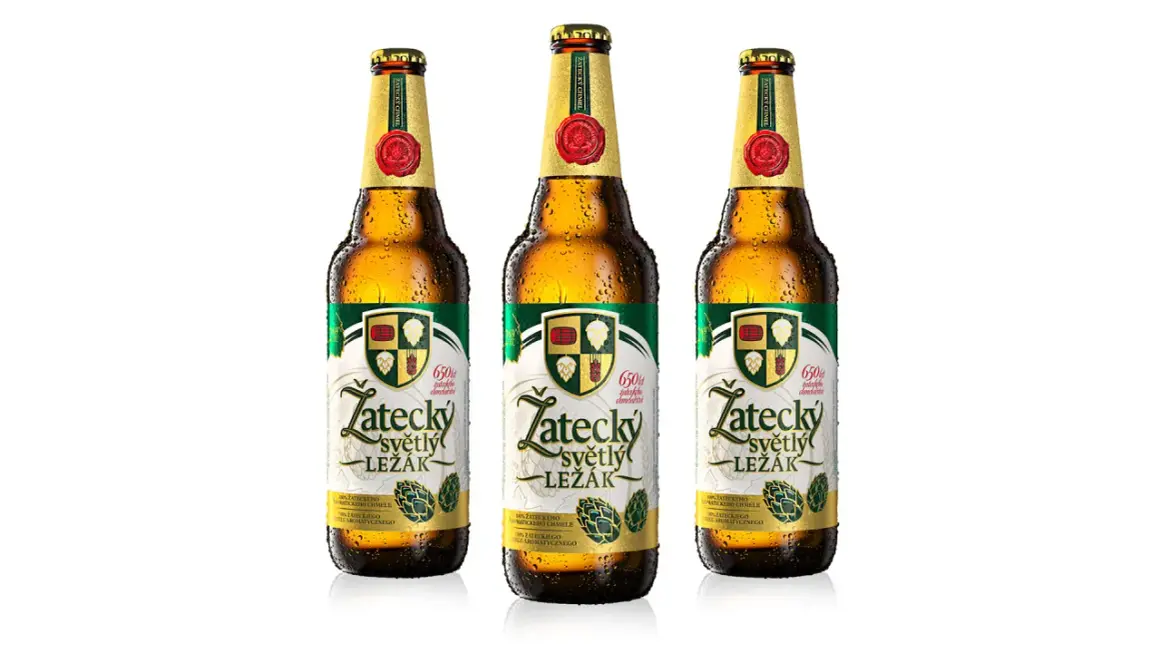 Trzy butelki orzeźwiającego piwa czeskiego, zroszone i gotowe do degustacji.