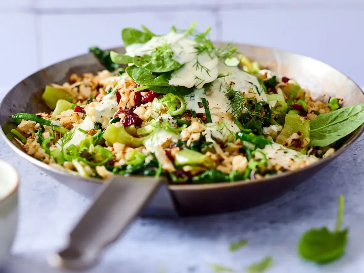 Bunte Gemüsepfanne mit cremiger Sauce, perfekt für clean eating rezepte. Frisch, gesund und lecker!