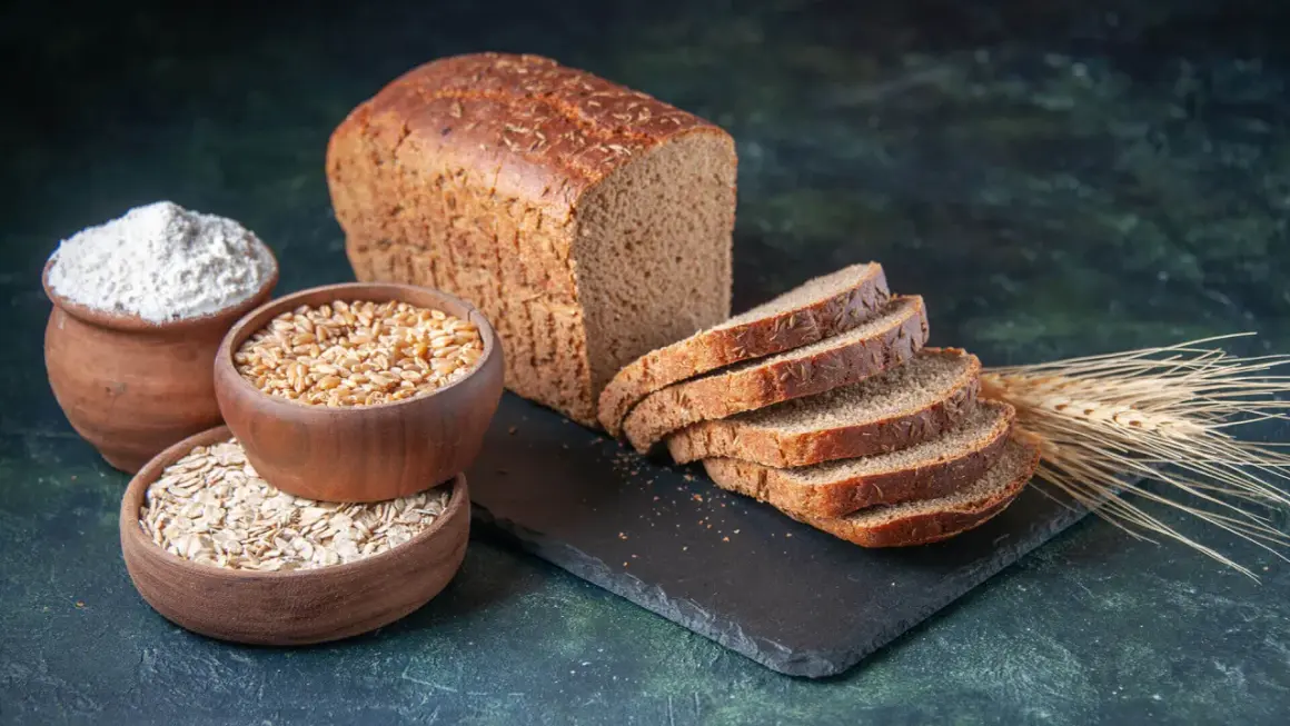 Chleb pełnoziarnisty, mąka, ziarna i płatki owsiane. Zastanawiasz się, ile kcal ma kromka chleba pełnoziarnistego?