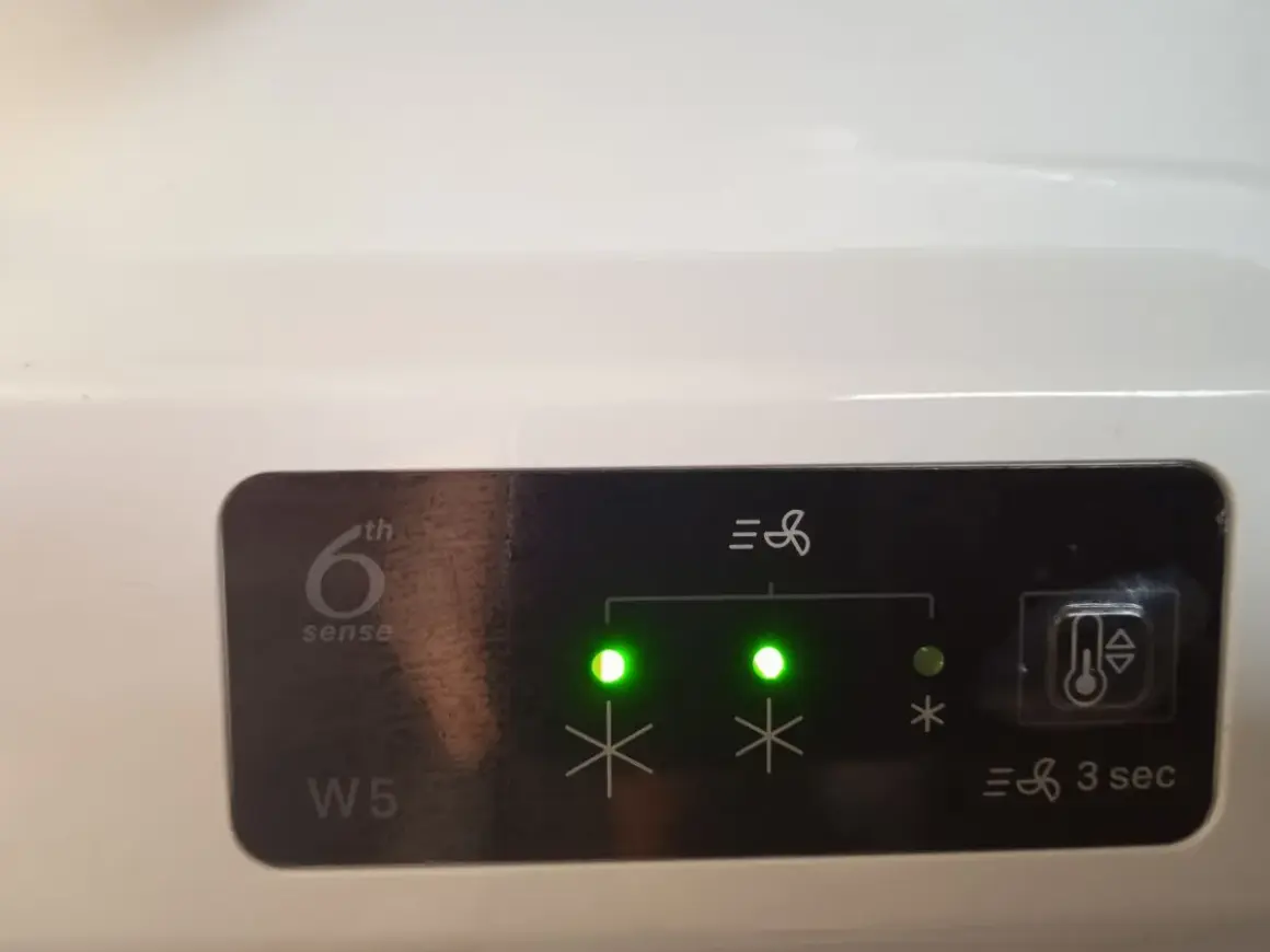 Panel sterowania lodówki Whirlpool W5 z technologią 6th Sense. Dwa zielone wskaźniki informują o ustawieniu temperatury.
