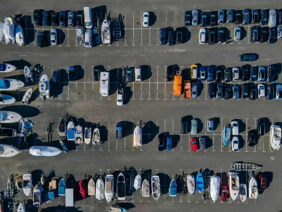Parking lot full of boats and cars. A small collision occurred during reversing, resulting in a fine.