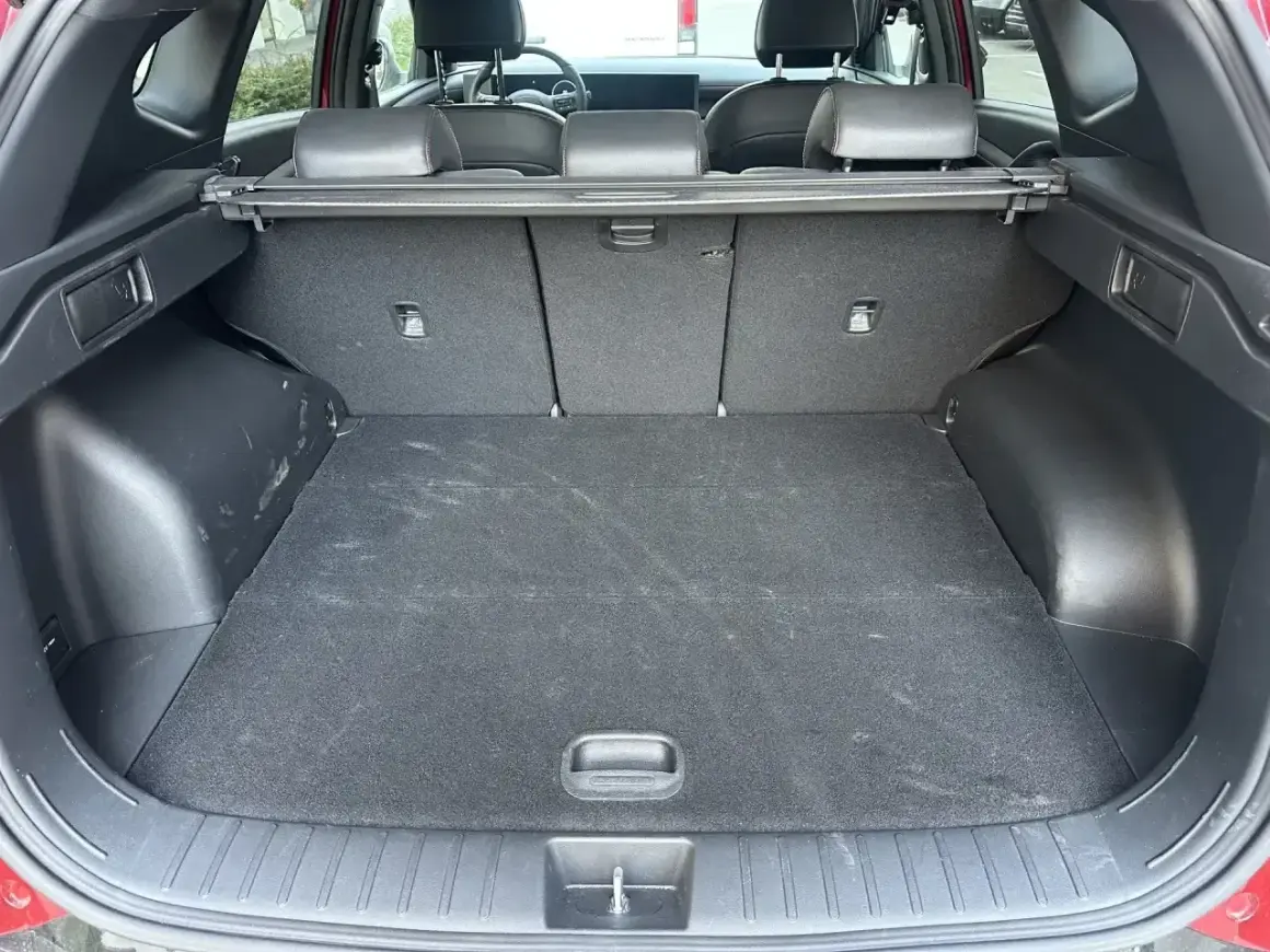 Pusta przestrzeń bagażowa Hyundai Tucson, idealna do przewożenia zakupów lub bagażu. Poznaj wymiary bagażnika!