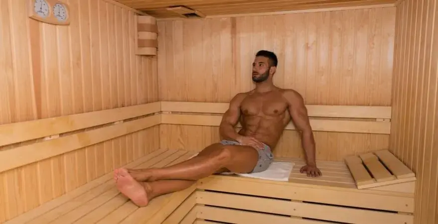 Sauna: przed czy po treningu? Ekspert radzi, jak regenerować mięśnie
