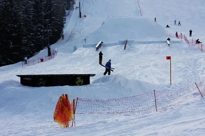 Snowpark Štrbské Pleso: Przewodnik po przeszkodach, cenach i warunkach