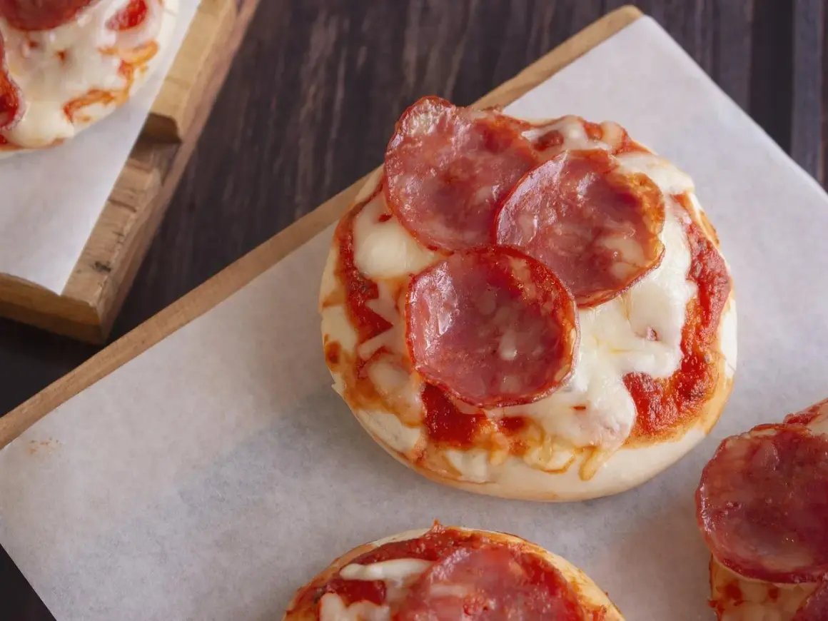 Mini pizze z salami i serem, idealne na szybką przekąskę. Sprawdź, ile mają mini pizza kcal!