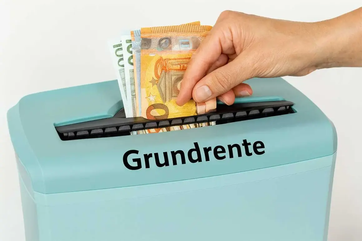 Geld wird in einen Aktenvernichter mit der Aufschrift "Grundrente" gesteckt. Dies symbolisiert die Sorge um die Mindestrente in Deutschland.
