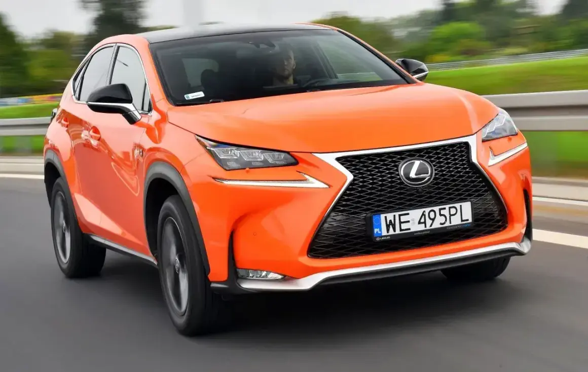 Pomarańczowy Lexus NX 300h w ruchu. Czy to początek usterki, czy tylko dynamiczna jazda?