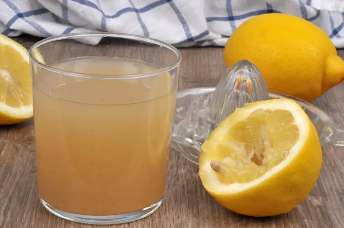 Verre de jus de citron frais, citrons coupés et presse-agrumes. Découvrez les jus de citron bienfaits pour la santé.