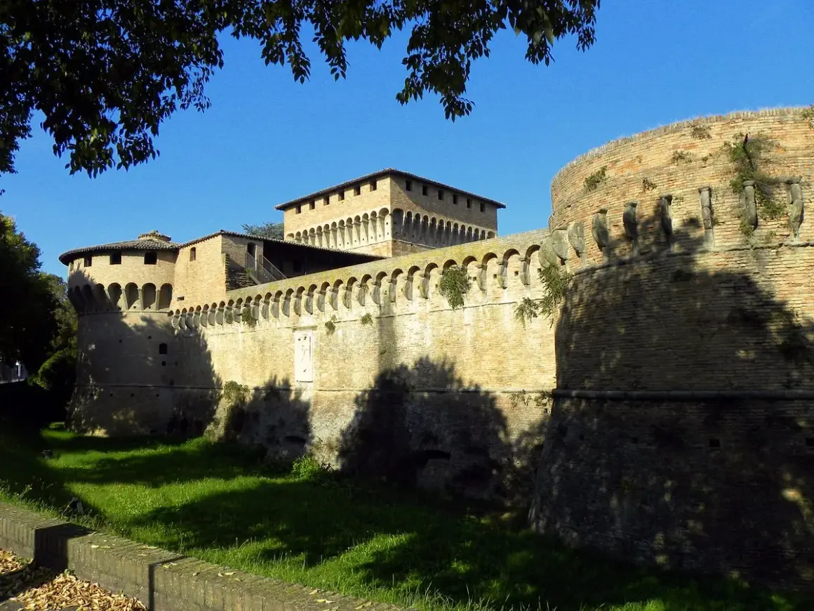 Rocche e mura imponenti, un esempio di cosa vedere a Forlì. Un luogo storico che incanta con la sua architettura.