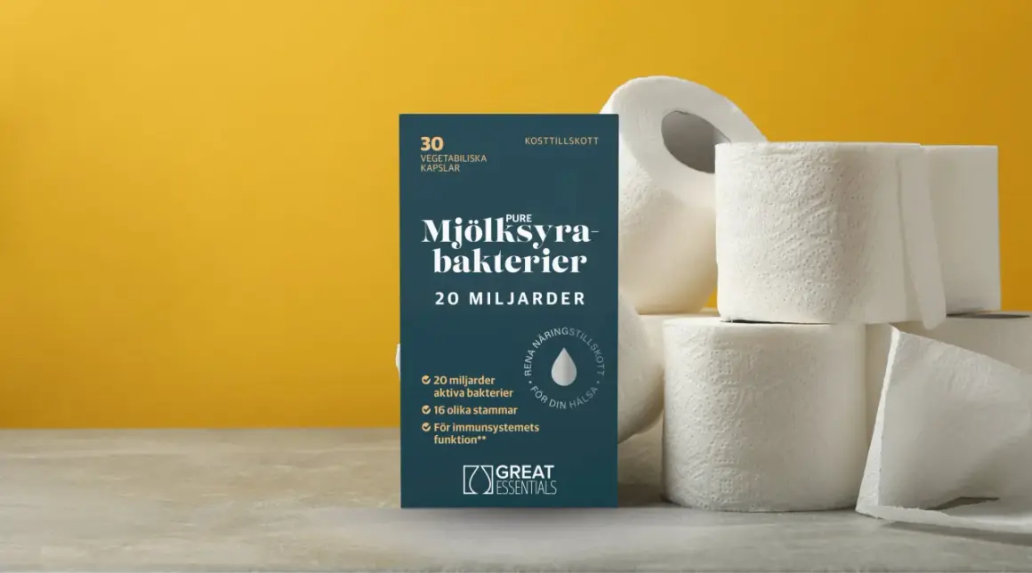 En förpackning med mjölksyrabakterier står bredvid toalettpapper. Bra för tarmludd och din hälsa.