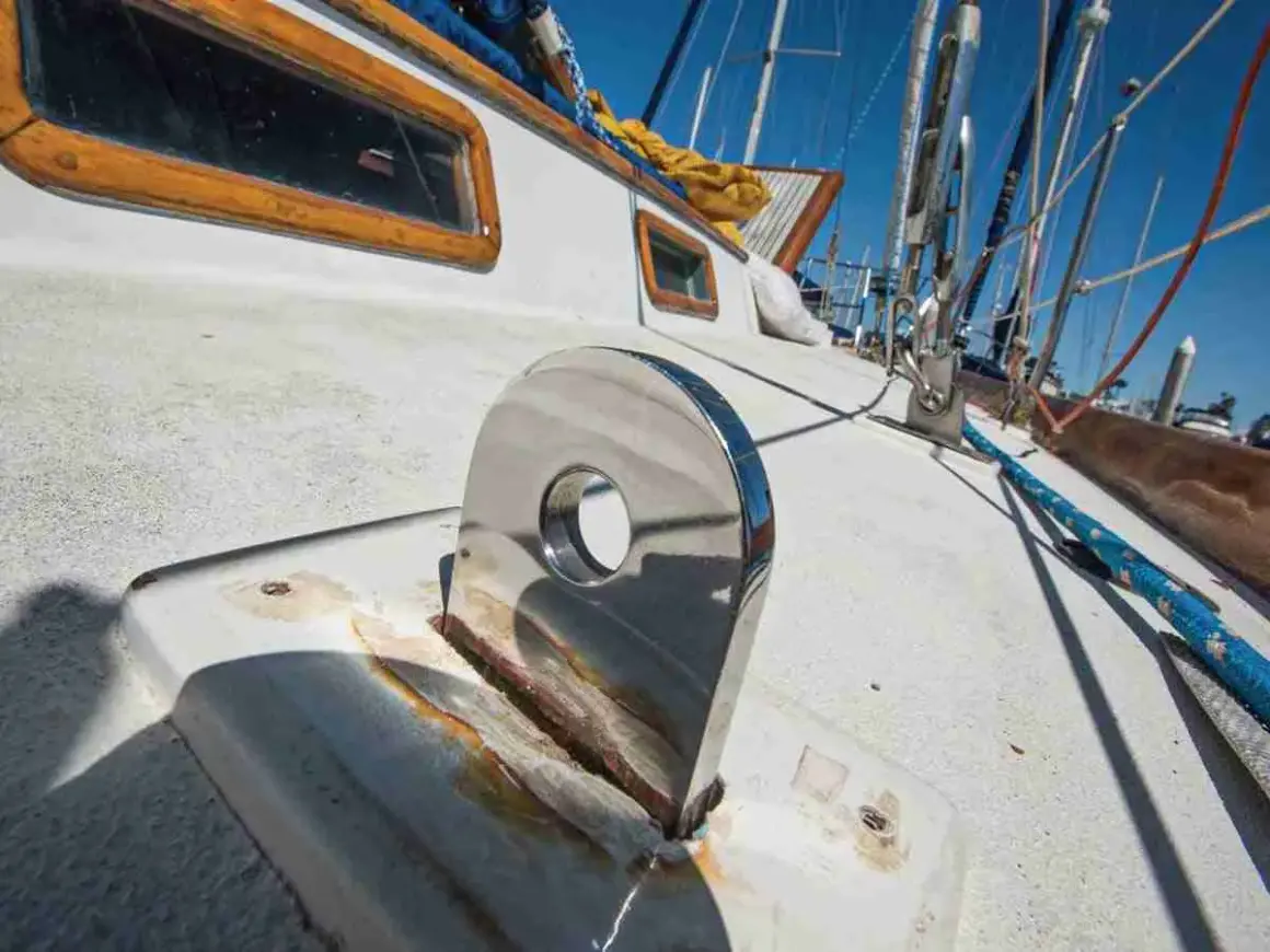 Dettaglio di un'ancora su una barca a vela, con segni di ruggine che suggeriscono la presenza di correnti galvaniche.