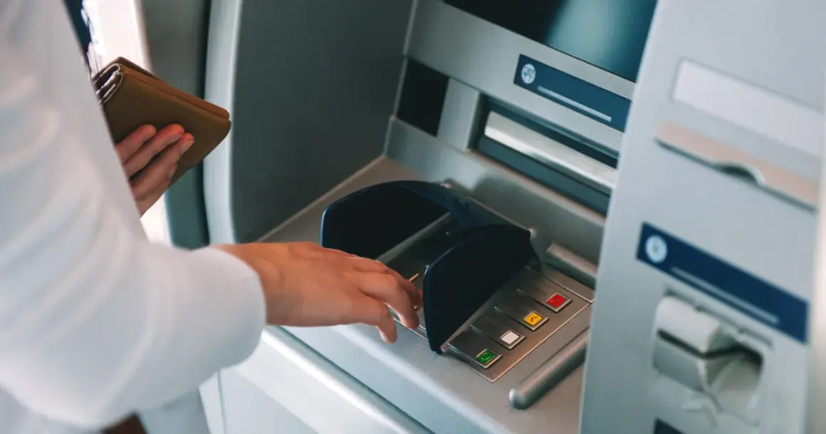 Zestawienie portfela z bankomatem. Niestety, bankomat nie wypłacił pieniędzy, a pobrał z konta.