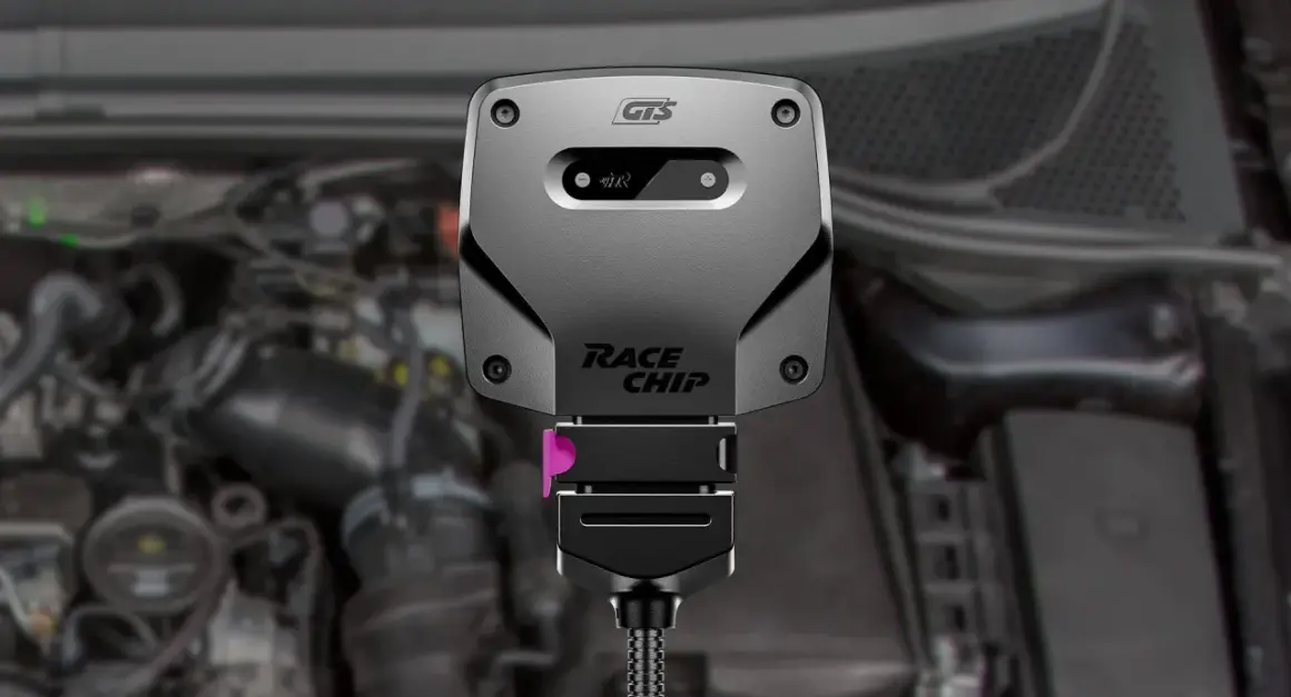 Dispositivo Race Chip GTS instalado en un motor. Las chip power opiniones son positivas sobre su rendimiento.