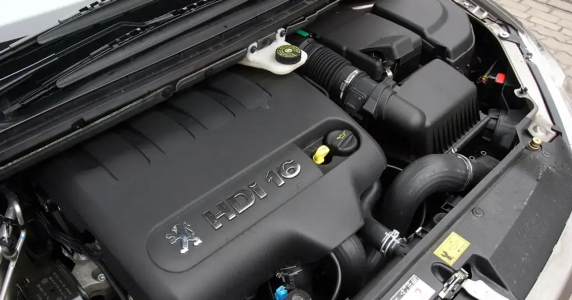 Silnik Citroen 2.0 HDi 16V, czarny plastikowy kolektor ssący z logo Peugeot i napisem HDi 16.