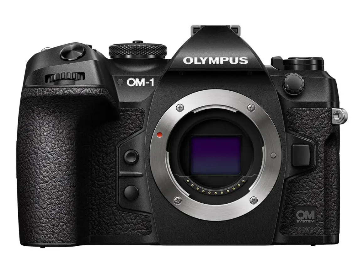 Czarny aparat OM-1 z metalowym bagnetem i logo OM SYSTEM.