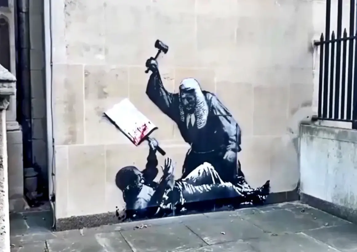 Kunstwerken van Banksy: een rechter slaat met een hamer op een boek, terwijl een figuur onderaan ligt.