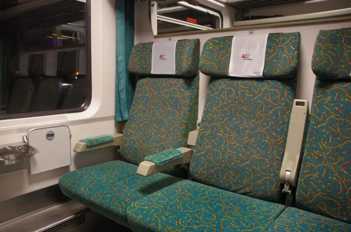 Wagon bez przedziałów PKP Intercity. Rozkład miejsc w wagonie otwartym z wygodnymi siedzeniami.