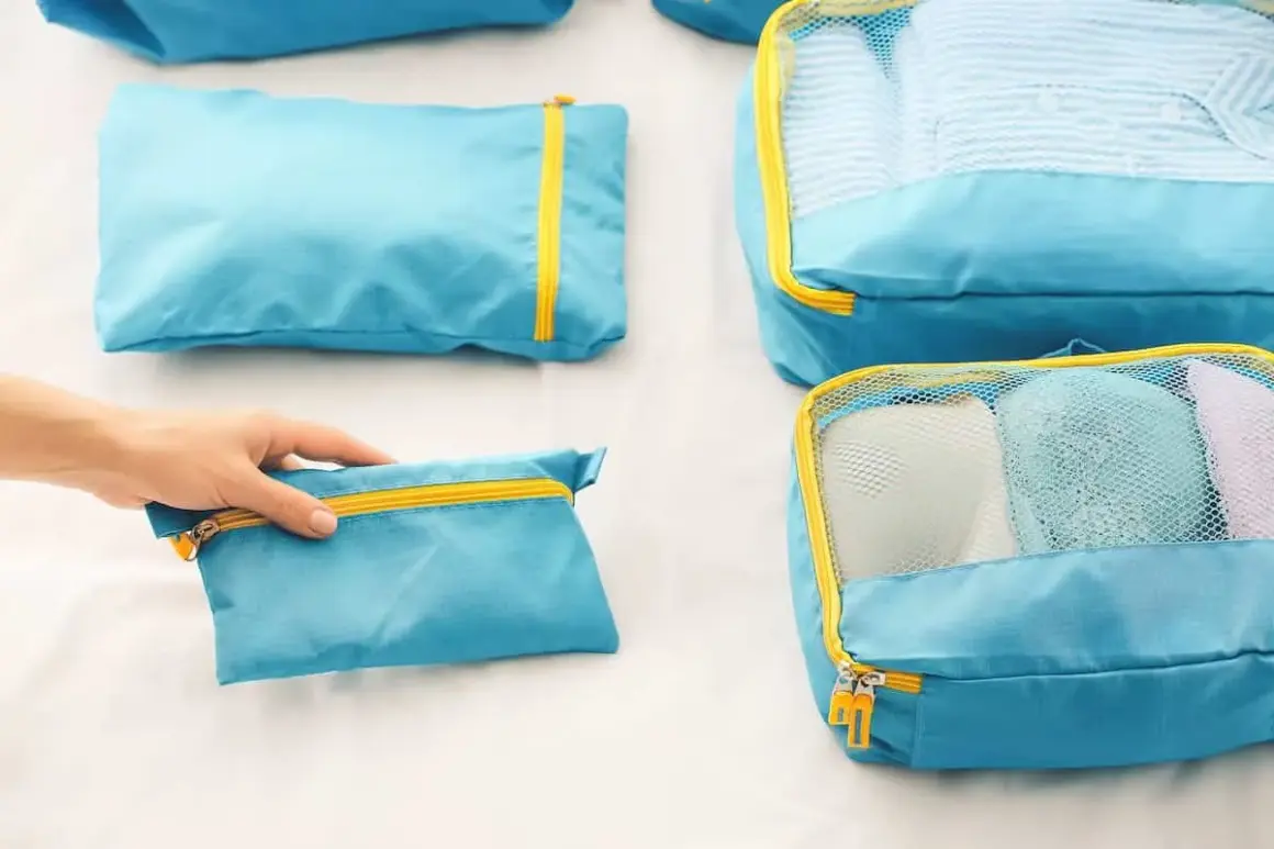 Organiza tu viaje: cómo hacer una mochila de viaje con cubos organizadores.